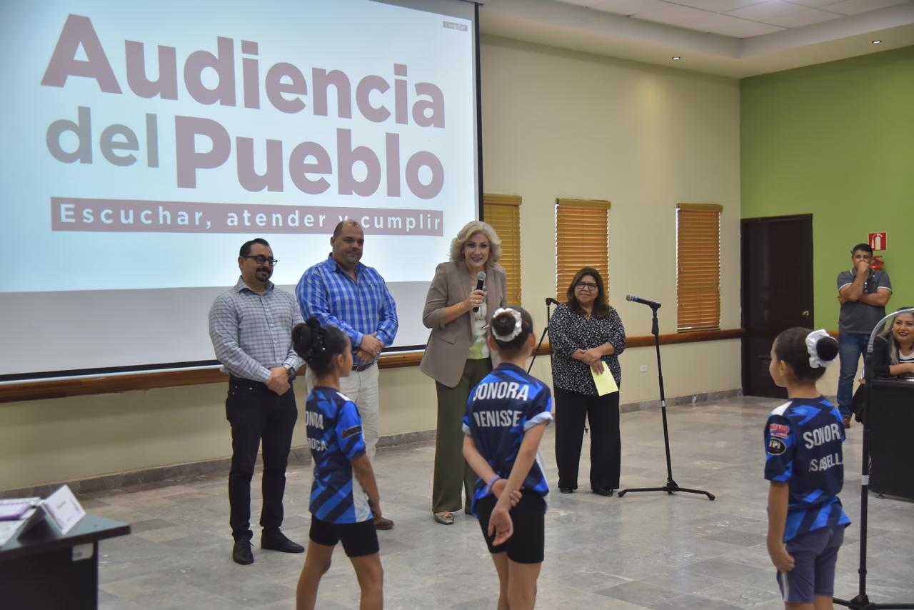 EN AUDIENCIA DEL PUEBLO APOYA ALCALDESA CLAUDIA SANTACRUZ A PEQUEÑAS GIMNASTAS AERÓBICAS