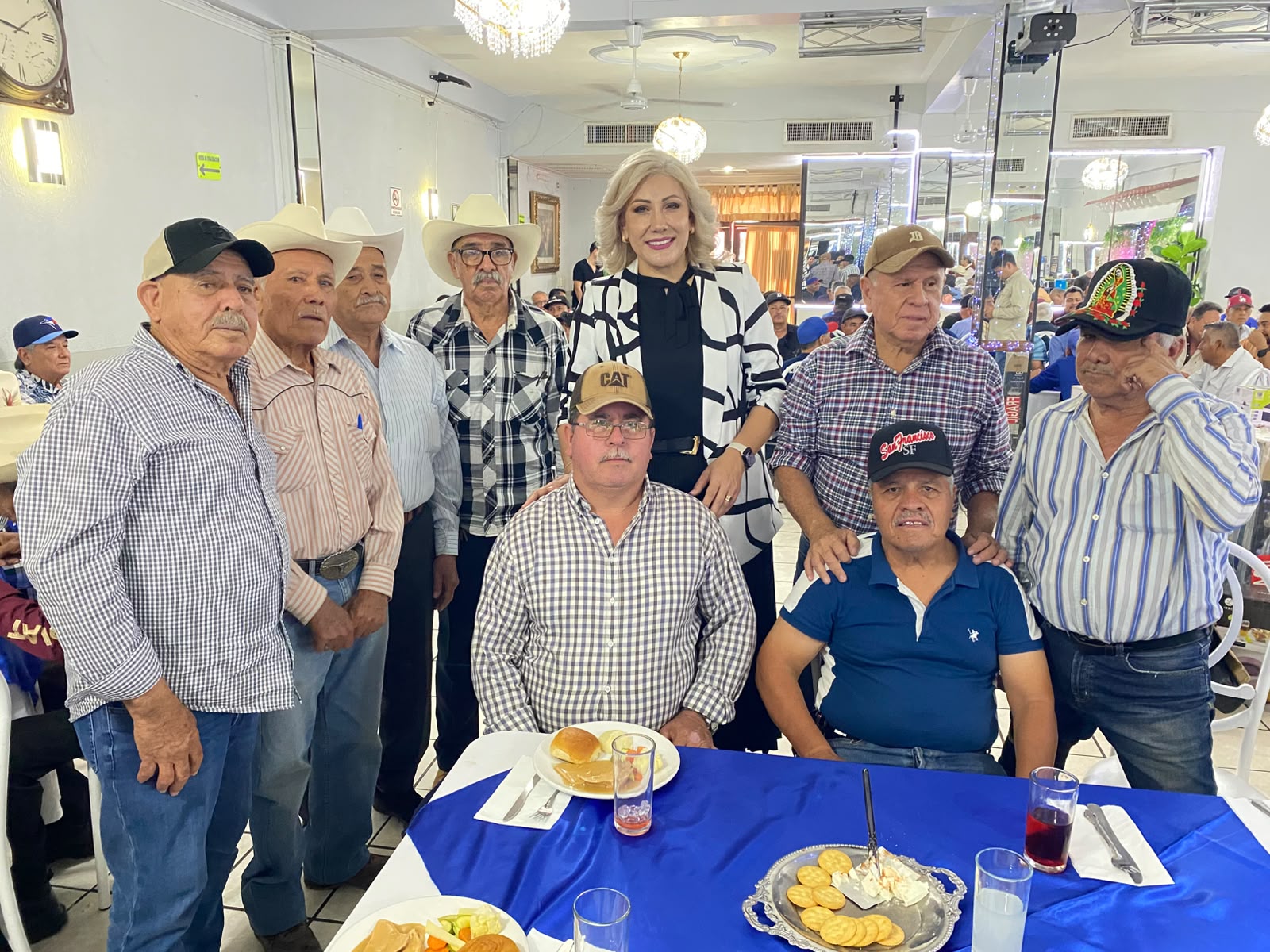 RECONOCE CLAUDIA SANTACRUZ A PADRES JUBILADOS Y PENSIONADOS DEL AYUNTAMIENTO DE CAJEME
