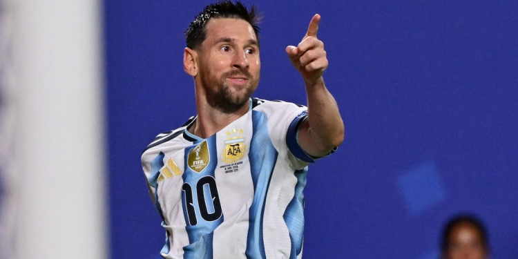 LEO MESSI ANOTA UN TRIPLETE Y ARGENTINA GOLEA A ARGELIA EN SU DEBUT MUNDIALISTA