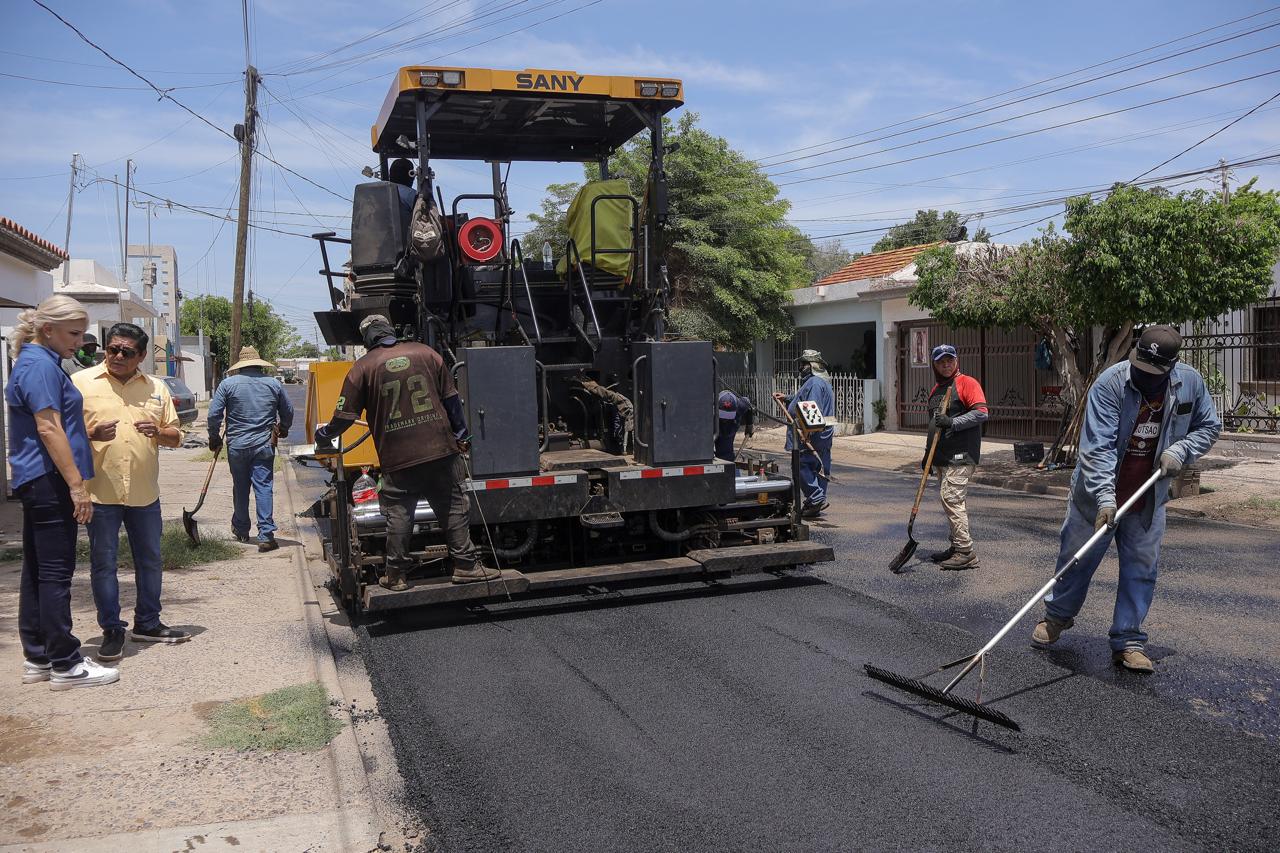 AVANZA CAJEME EN RECARPETEO DE VIALIDADES CON PROPIO EQUIPO PARA PAVIMENTAR Y CONTINÚA RESCATE DE UNIDADES DEPORTIVAS