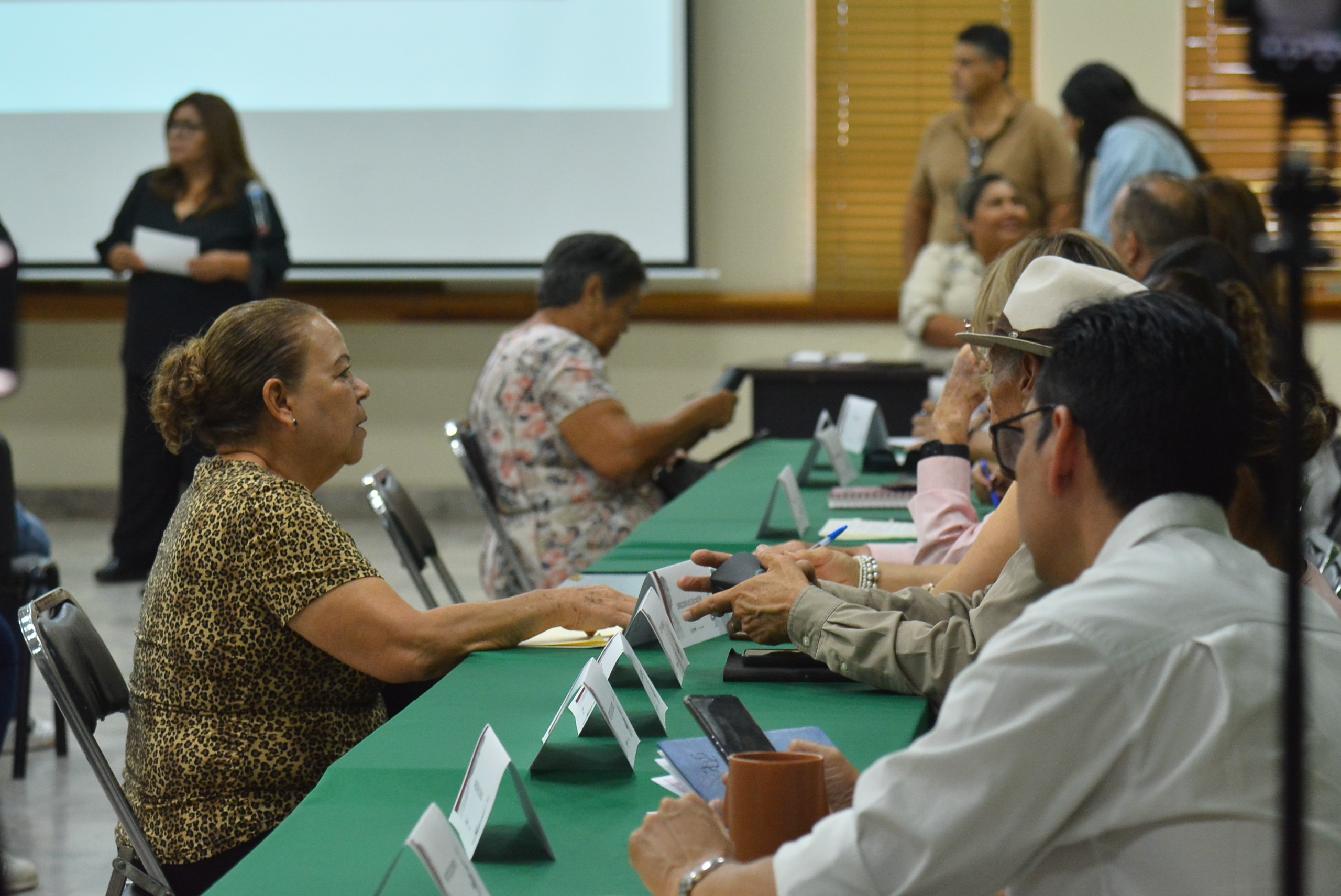 ALCALDESA CLAUDIA SANTACRUZ ATIENDE DE MANERA DIRECTA LAS NECESIDADES DE LAS FAMILIAS CAJEMENSES