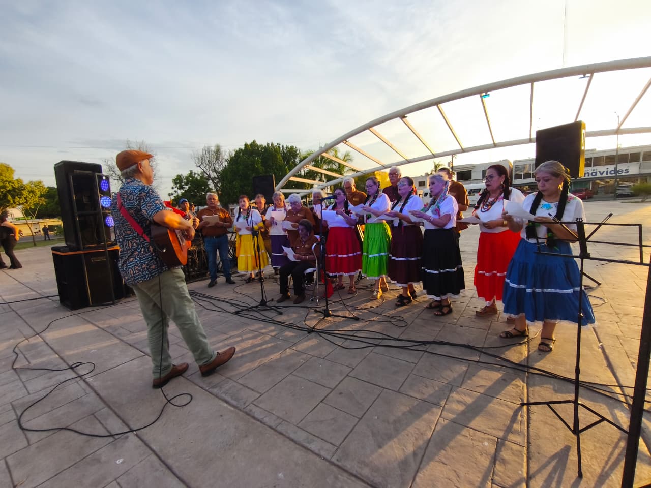 ABUELAS Y ABUELOS DE ESPERANZA DISFRUTAN UNA TARDE LLENA DE MÚSICA EN «TARDES DE ORO»