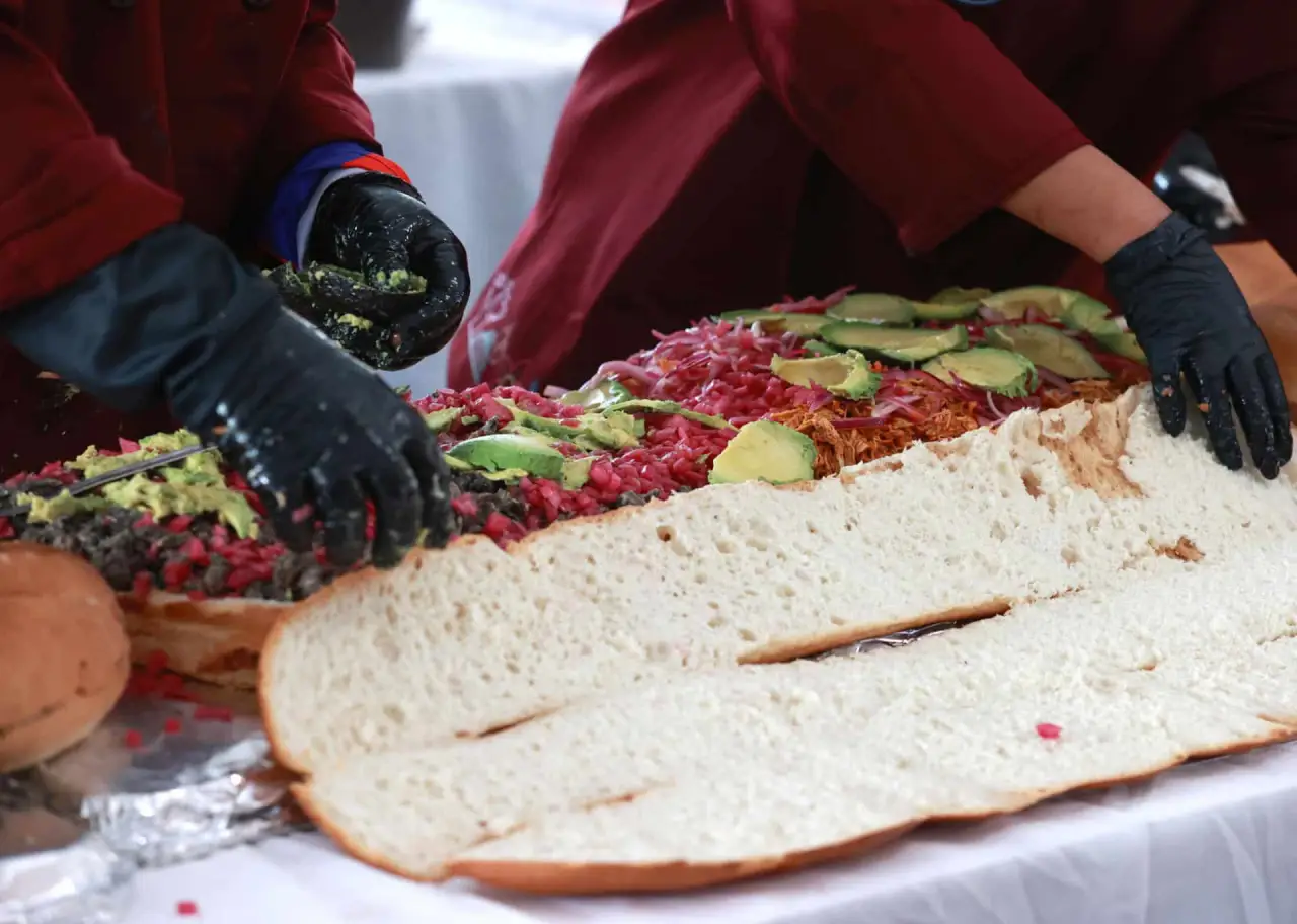 MÉXICO IMPONE NUEVO RÉCORD GUINNESS A LA TORTA MÁS GRANDE DEL MUNDO