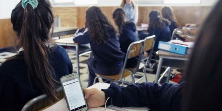 SACARÁN AL CELULAR DE AULAS DE CLASES