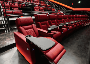 ‘LADY KARATEKA SI EXISTE’: MUJER EXTRANJERA PROTAGONIZA PELEA EN CINE VIP DURANTE PROYECCIÓN DE LA ODISEA