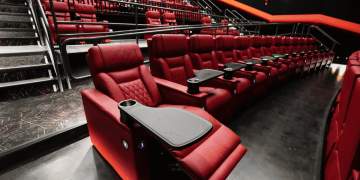 ‘LADY KARATEKA SI EXISTE’: MUJER EXTRANJERA PROTAGONIZA PELEA EN CINE VIP DURANTE PROYECCIÓN DE LA ODISEA